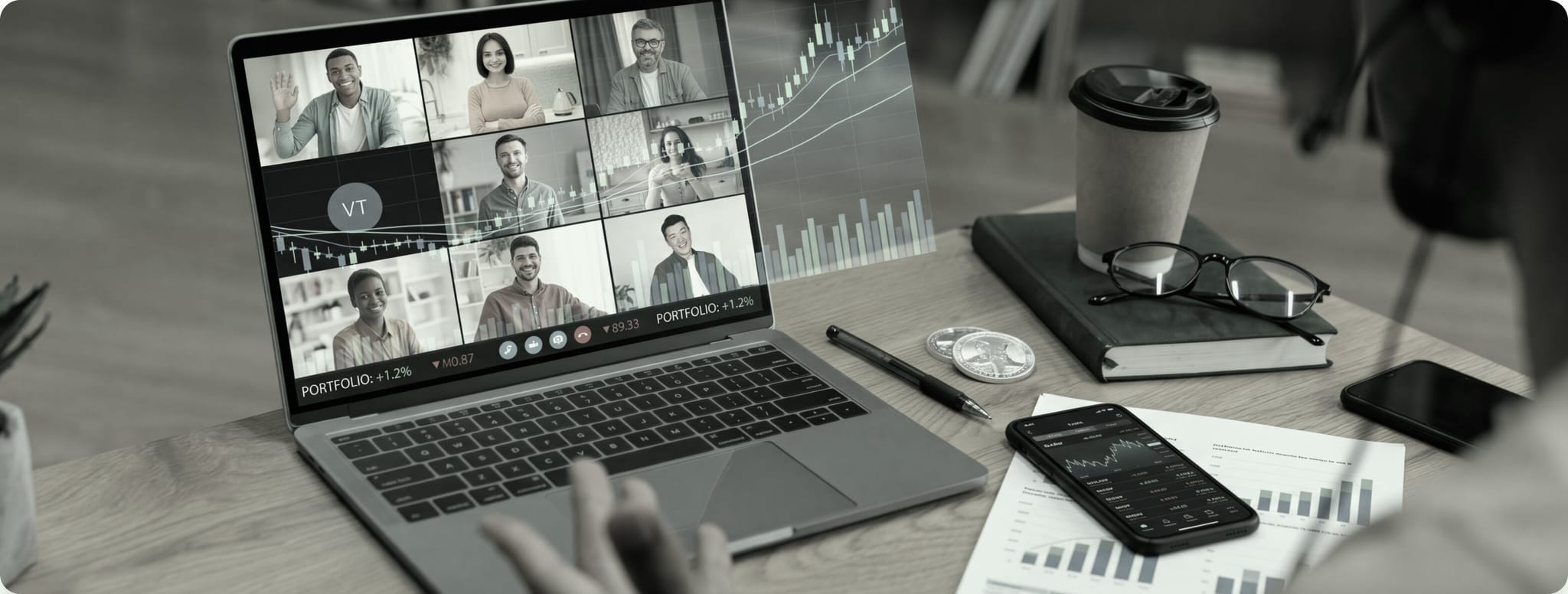 Ноутбуктан CXM тікелей вебинарына қатысып отырған трейдерлер